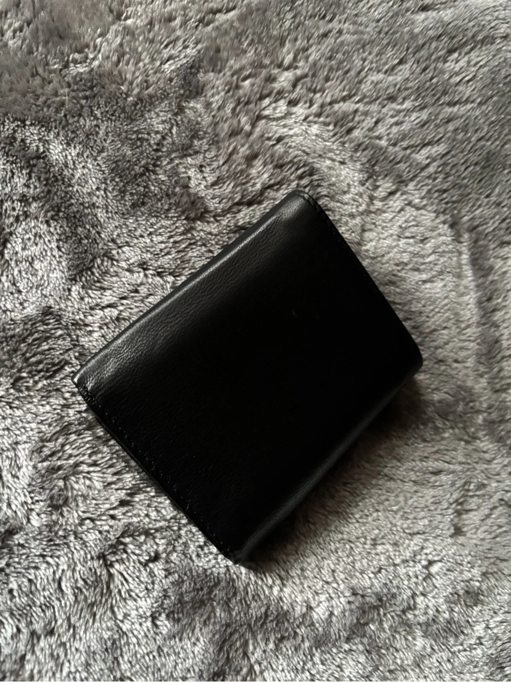 Roundtree men’s Black Leather Bi-Fold Wallet - Classic Minimalist